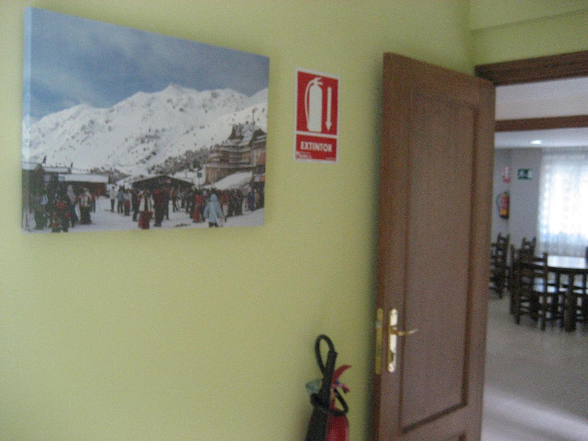 Albergue Turistico Rio Aragon Canfranc Exterior foto