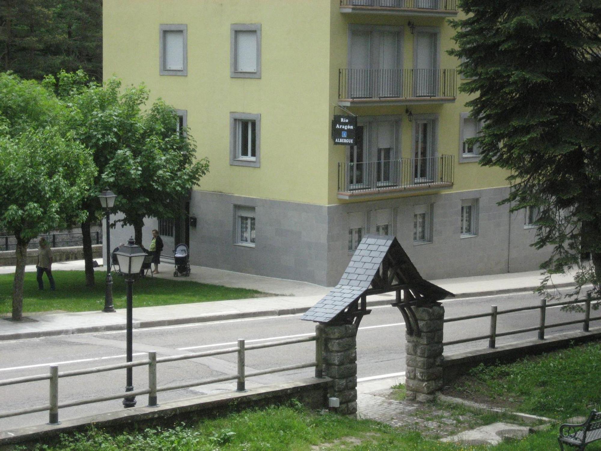 Albergue Turistico Rio Aragon Canfranc Exterior foto
